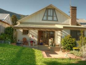 2009-11-10 Alison working in the garden at Thirroul (c) Jason Grossman.jpg